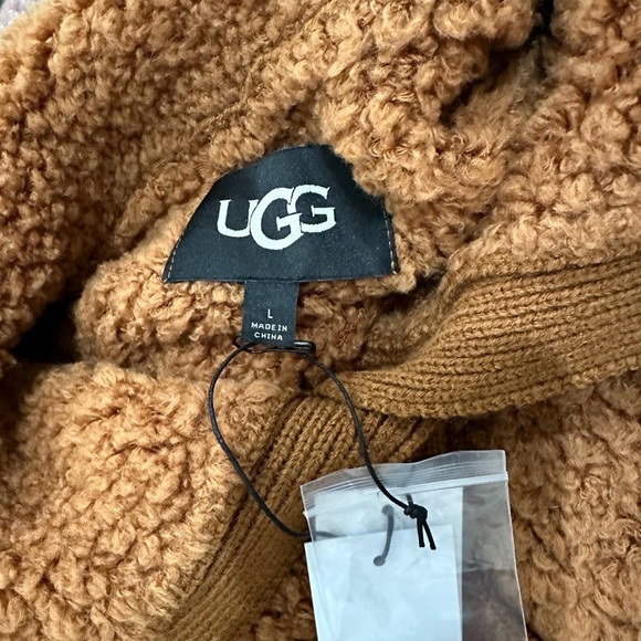 UGG FLUFFY SWEATER NWT SZ. L - Picture 6 of 7